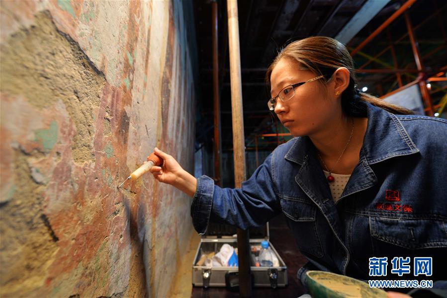 (時(shí)代先鋒·圖文互動(dòng))(8)此生不悔入沙海 勇?lián)厝问家娊?mdash;—敦煌研究院文物保護(hù)利用群體群像