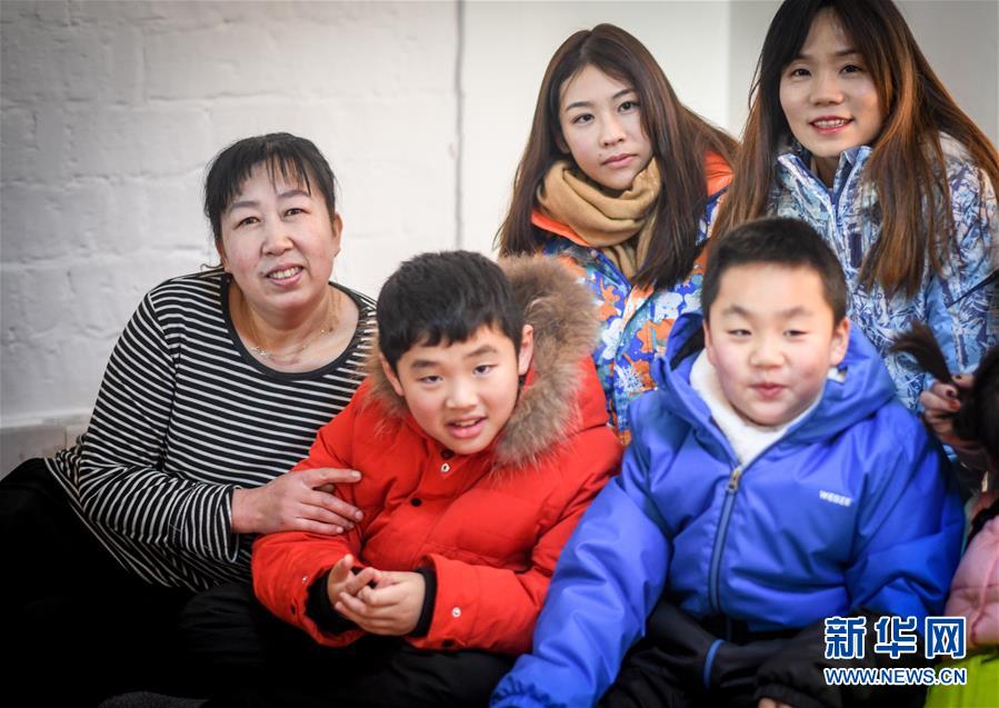 (新春走基層·圖文互動(dòng))(3)最冷的日子 最暖的團(tuán)聚——寒極小年里的暖心故事