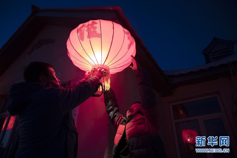 (新春走基層·圖文互動(dòng))(5)最冷的日子 最暖的團(tuán)聚——寒極小年里的暖心故事
