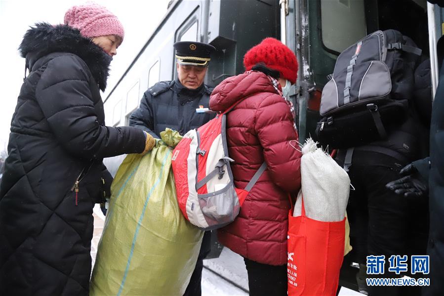 （新春走基層&middot;圖文互動(dòng)）（4）小康路上，與&ldquo;小慢車&rdquo;同行&mdash;&mdash;長(zhǎng)白山區(qū)綠皮火車二三事