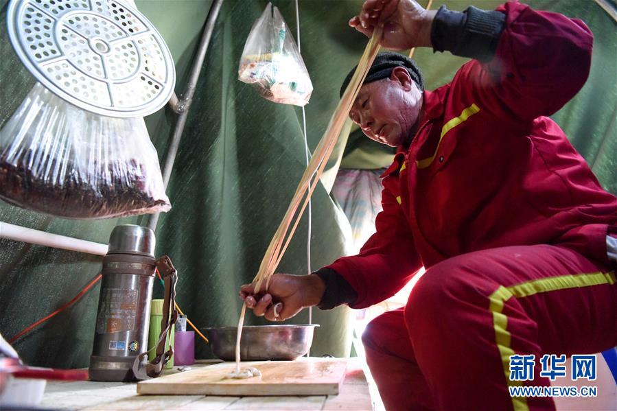 （新春走基層&middot;圖文互動(dòng)）（7）大漠中，一頂帳篷守歲五年