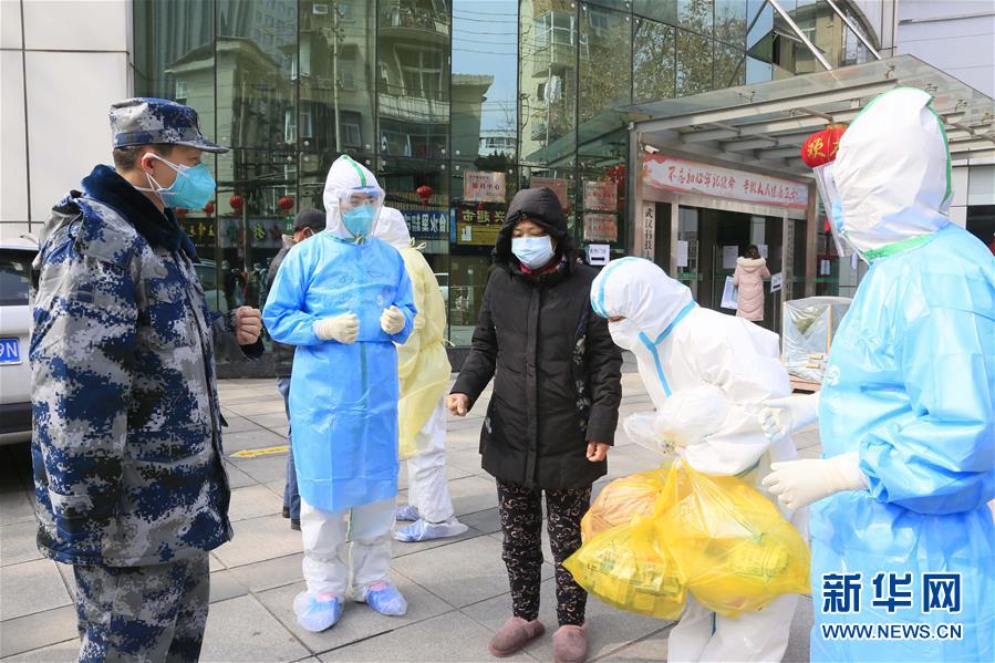 （新華全媒頭條&middot;圖文互動）（1）黨旗，高高飄揚(yáng)在防控疫情斗爭第一線&mdash;&mdash;各級黨組織和廣大黨員干部投身疫情防控阻擊戰(zhàn)紀(jì)實(shí)