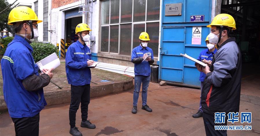 （來自經(jīng)濟(jì)前沿的故事&middot;企業(yè)復(fù)工復(fù)產(chǎn)&middot;圖文互動）（3）戴口罩、測體溫進(jìn)公司&mdash;&mdash;廣西柳工復(fù)工見聞