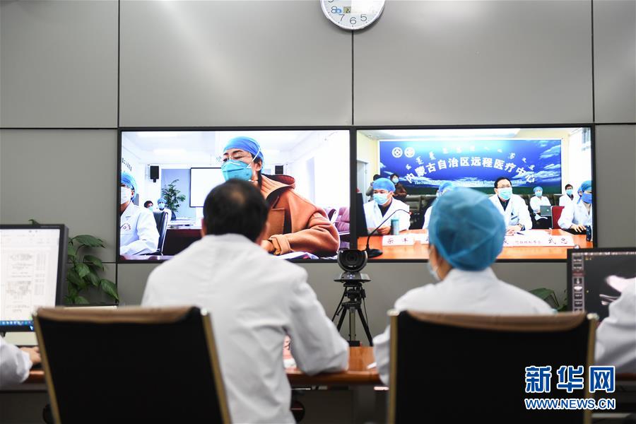 （聚焦疫情防控&middot;圖文互動(dòng)）（3）特寫(xiě)：遠(yuǎn)程醫(yī)療中心里的生命接力