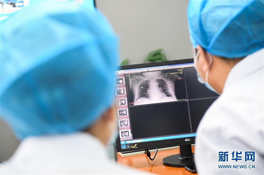 （聚焦疫情防控&middot;圖文互動(dòng)）（5）特寫(xiě)：遠(yuǎn)程醫(yī)療中心里的生命接力