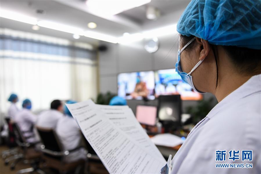 （聚焦疫情防控&middot;圖文互動(dòng)）（7）特寫(xiě)：遠(yuǎn)程醫(yī)療中心里的生命接力