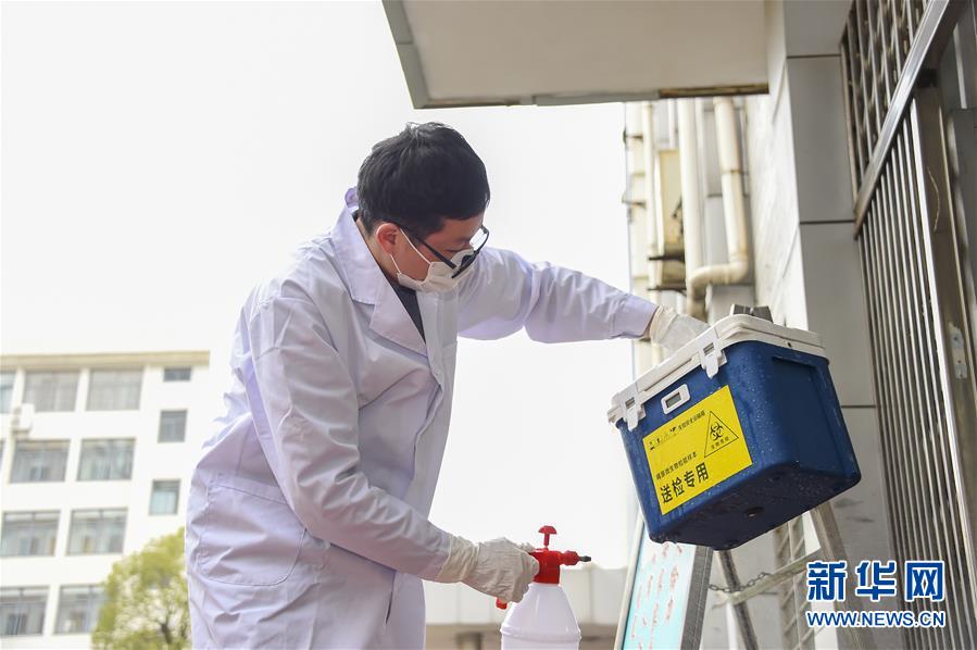 （新華全媒頭條&middot;圖文互動）（12）滄海橫流顯本色　戰(zhàn)&ldquo;疫&rdquo;一線黨旗紅&mdash;&mdash;全國各領(lǐng)域基層黨組織和廣大黨員奮力打好疫情防控阻擊戰(zhàn)（1）