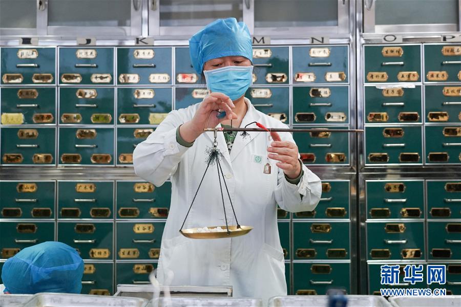 （聚焦疫情防控&middot;圖文互動）（6）參與救治新冠肺炎確診病例超八成&mdash;&mdash;中醫(yī)藥在抗擊疫情中貢獻力量