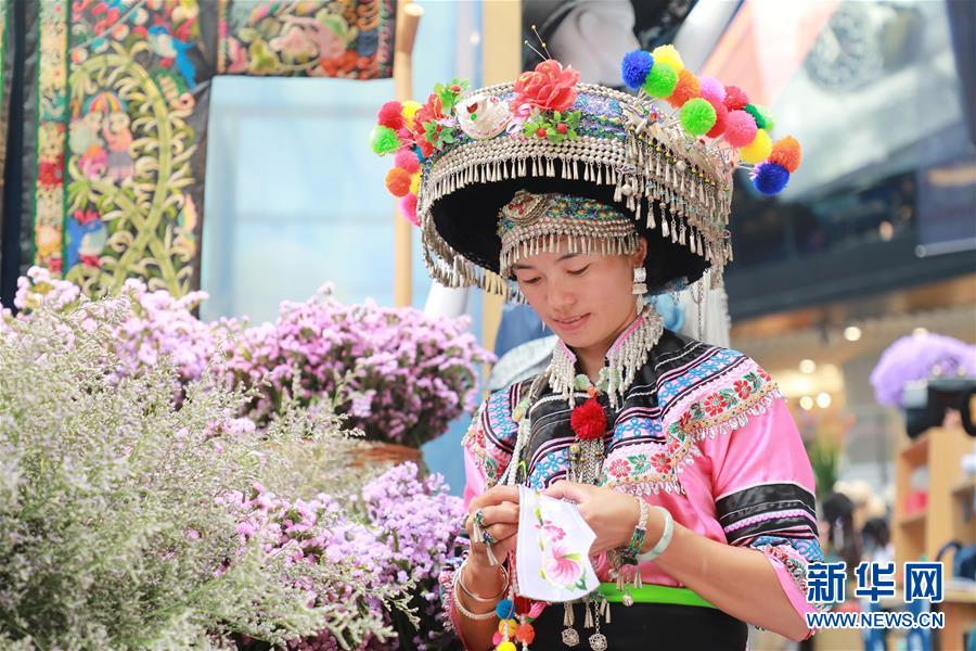 （脫貧攻堅(jiān)風(fēng)采錄&middot;帶頭人&middot;圖文互動(dòng)）（5）背著娃繡著花 養(yǎng)活自己養(yǎng)活家&mdash;&mdash;夏華和13000名大山繡娘的&ldquo;中國夢&rdquo;