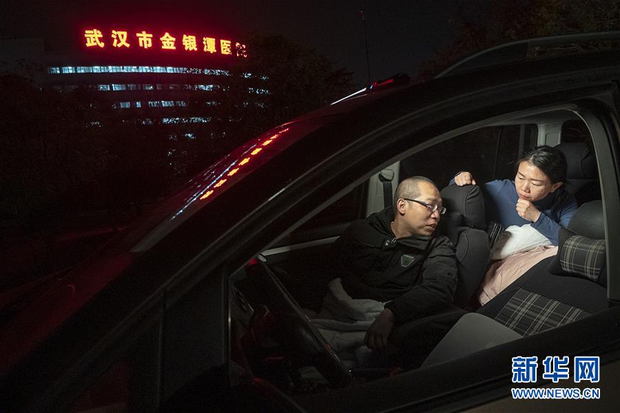 （一線抗疫群英譜&middot;圖文互動）（3）特寫：為節(jié)省10分鐘，這對醫(yī)護夫妻&ldquo;以車為家&rdquo;