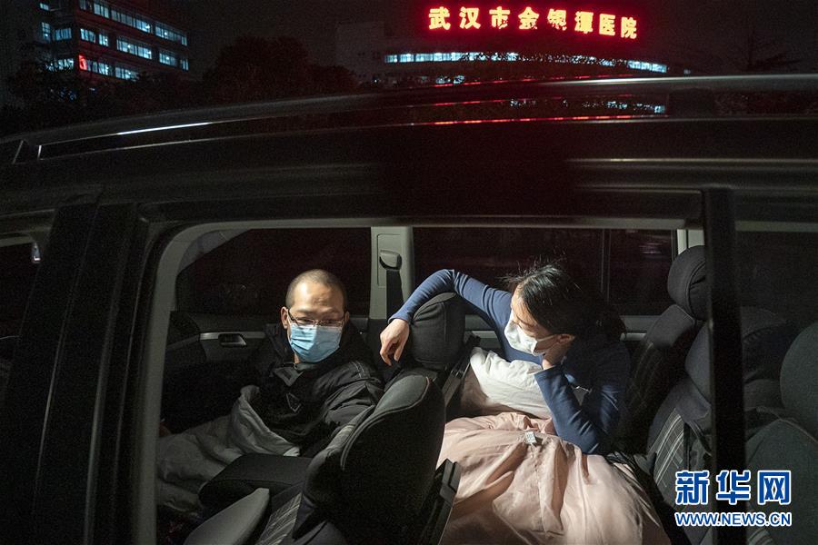 （一線抗疫群英譜&middot;圖文互動）（4）特寫：為節(jié)省10分鐘，這對醫(yī)護夫妻&ldquo;以車為家&rdquo;