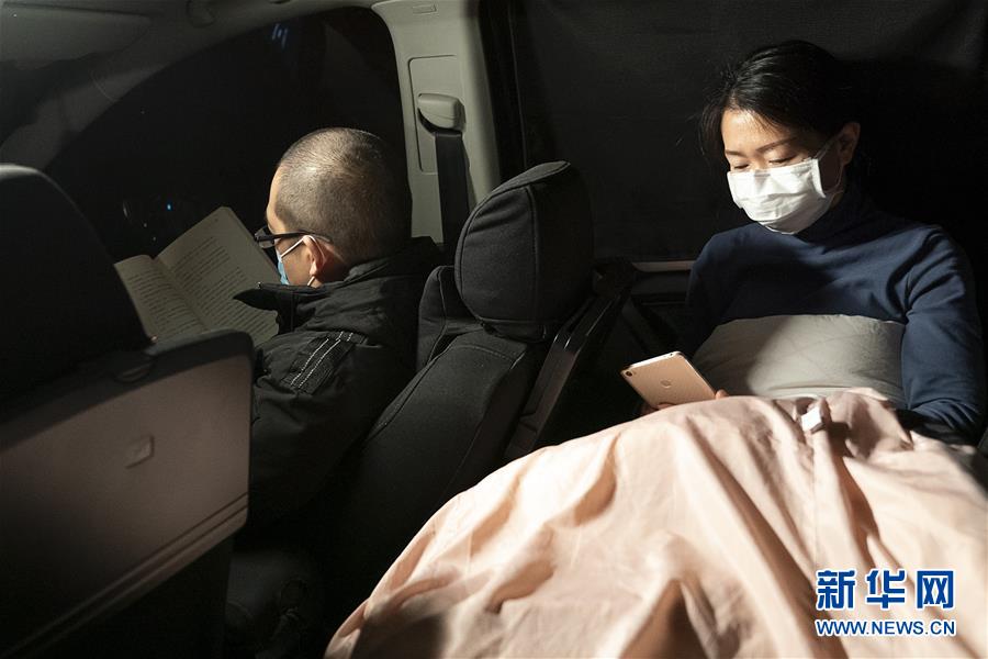 （一線抗疫群英譜&middot;圖文互動）（5）特寫：為節(jié)省10分鐘，這對醫(yī)護夫妻&ldquo;以車為家&rdquo;
