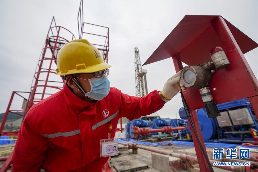 （新華全媒頭條&middot;圖文互動(dòng)）（18）磨難壓不垮 奮起正當(dāng)時(shí)&mdash;&mdash;習(xí)近平總書記在統(tǒng)籌推進(jìn)新冠肺炎疫情防控和經(jīng)濟(jì)社會(huì)發(fā)展工作部署會(huì)議上的重要講話振奮人心凝聚力量