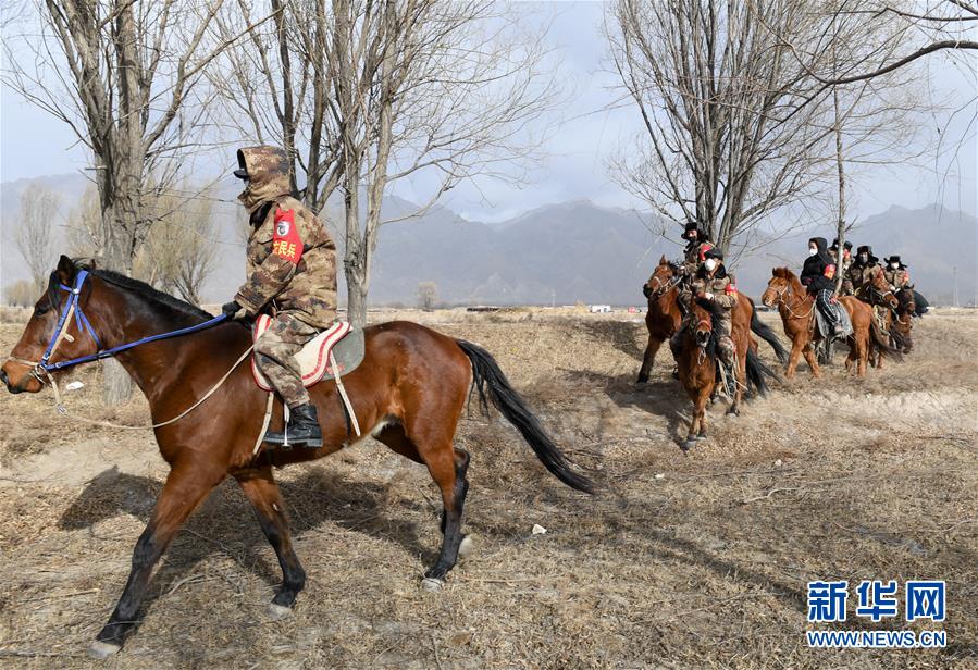 （聚焦疫情防控&middot;圖文互動(dòng)）（2）行進(jìn)在鄉(xiāng)間的馬背巡邏隊(duì)