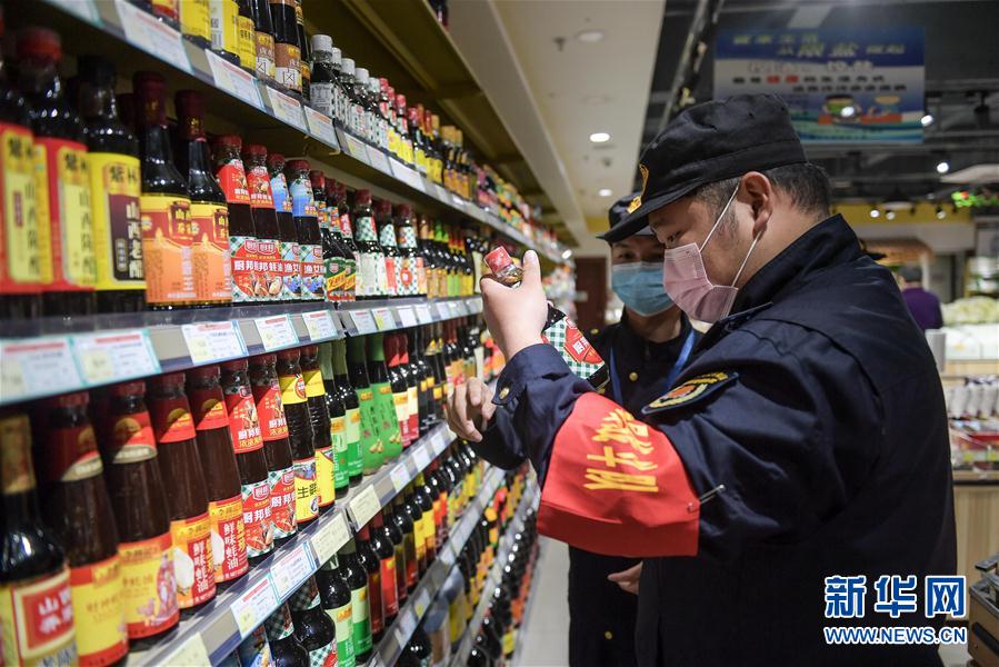 （在習(xí)近平新時代中國特色社會主義思想指引下&mdash;&mdash;新時代新作為新篇章&middot;習(xí)近平總書記關(guān)切事）（1）&ldquo;平凡英雄&rdquo;的力量&mdash;&mdash;致敬堅(jiān)守戰(zhàn)&ldquo;疫&rdquo;一線的社區(qū)工作者 