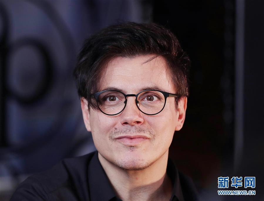 （國際&middot;圖文互動(dòng)）（6）通訊：手牽手，我們共同驅(qū)散陰霾&mdash;&mdash;法國音樂人創(chuàng)作抗疫歌曲背后的故事