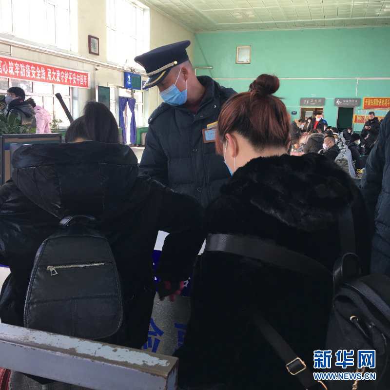（新華網(wǎng)&middot;圖文互動(dòng)）（2）疫情下，小站鐵路安檢員收獲10多萬粉絲