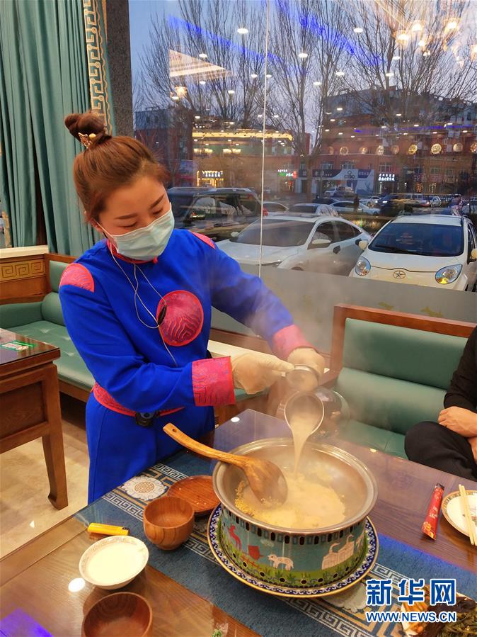 （圖文互動）（2）特寫：限人數(shù)、分餐吃、用公筷&mdash;&mdash;偏遠(yuǎn)小城&ldquo;吃飯&rdquo;見聞