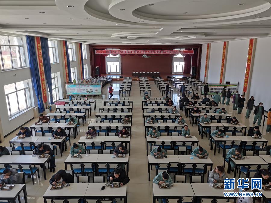 （圖文互動）（3）特寫：限人數(shù)、分餐吃、用公筷&mdash;&mdash;偏遠(yuǎn)小城&ldquo;吃飯&rdquo;見聞