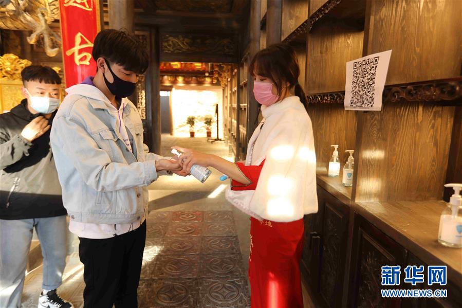 （圖文互動）（5）特寫：限人數(shù)、分餐吃、用公筷&mdash;&mdash;偏遠(yuǎn)小城&ldquo;吃飯&rdquo;見聞