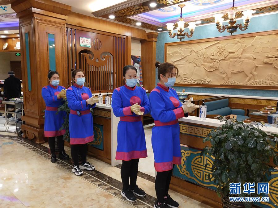 （圖文互動）（6）特寫：限人數(shù)、分餐吃、用公筷&mdash;&mdash;偏遠(yuǎn)小城&ldquo;吃飯&rdquo;見聞