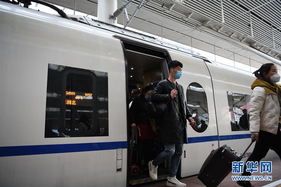 （新華全媒頭條&middot;圖文互動(dòng)）（10）暢通復(fù)工復(fù)產(chǎn)&ldquo;生命線&rdquo;&mdash;&mdash;全國(guó)恢復(fù)正常交通運(yùn)輸秩序