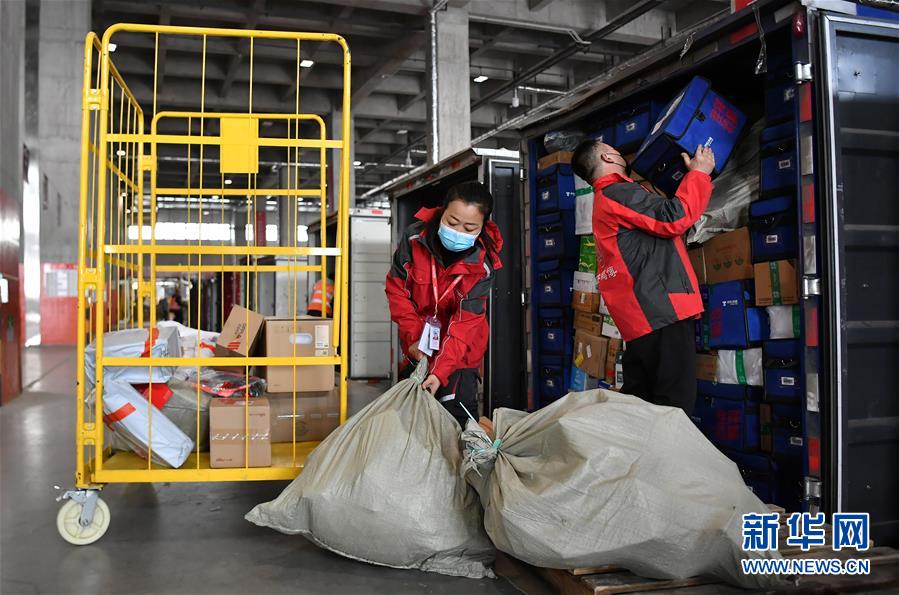 （新華全媒頭條&middot;圖文互動(dòng)）（11）暢通復(fù)工復(fù)產(chǎn)&ldquo;生命線&rdquo;&mdash;&mdash;全國(guó)恢復(fù)正常交通運(yùn)輸秩序