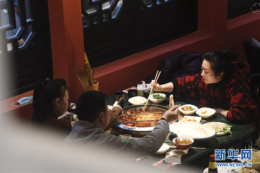 （聚焦復工復產(chǎn)&middot;圖文互動）（1）重慶兩江又飄火鍋香