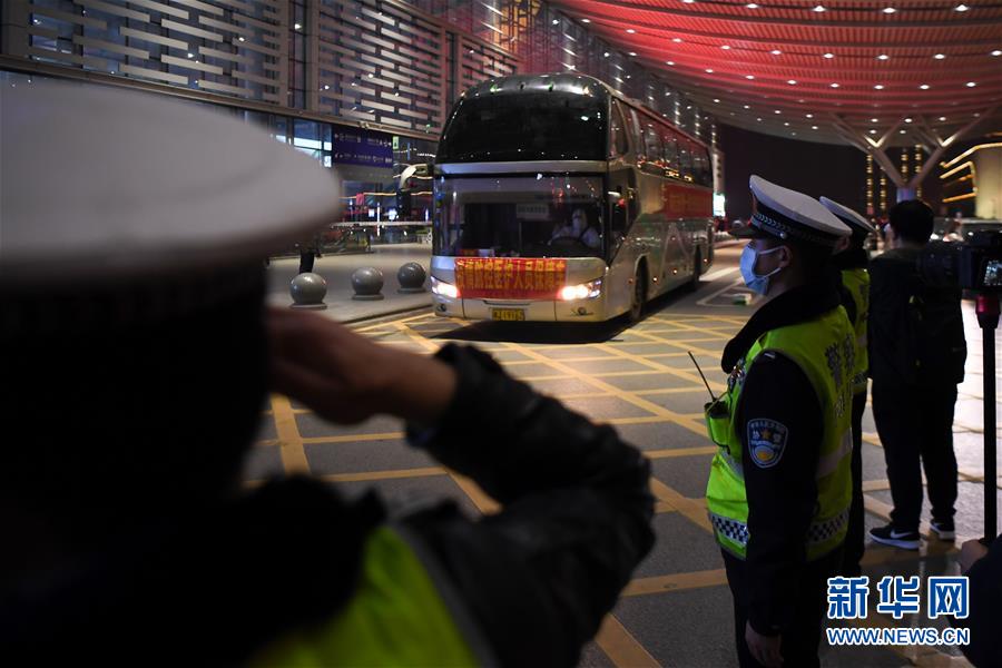 （新華全媒頭條&middot;圖文互動）（15）最美逆行者，武漢永遠記得你！&mdash;&mdash;首批援鄂醫(yī)療隊返程紀(jì)實