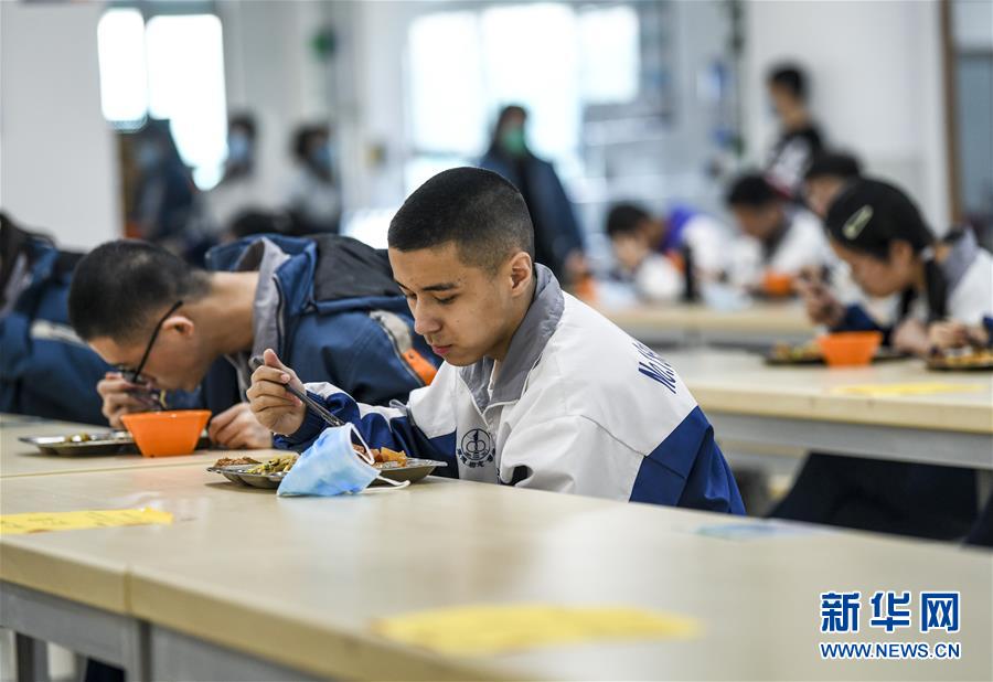 （圖文互動(dòng)）（6）&ldquo;早&rdquo;安同學(xué)，&ldquo;早&rdquo;安老師！&mdash;&mdash;新疆初高中畢業(yè)班復(fù)課一周回訪見(jiàn)聞