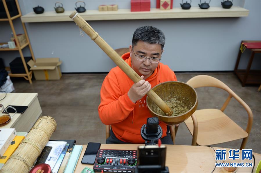 （中國經(jīng)濟(jì)新觀察&middot;圖文互動(dòng)）（2）&ldquo;云端&rdquo;上演新場景&mdash;&mdash;新型消費(fèi)激活發(fā)展新動(dòng)能