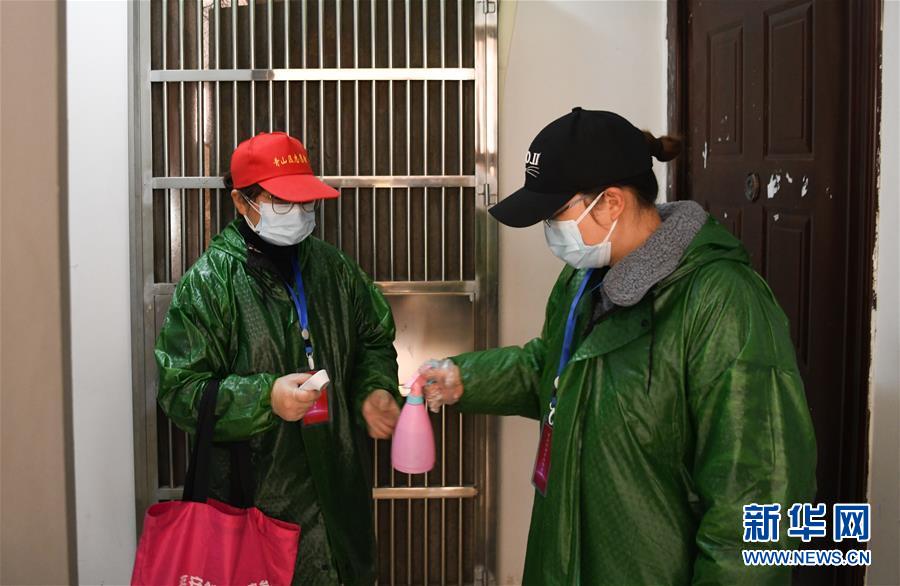 （習(xí)近平致敬的戰(zhàn)&ldquo;疫&rdquo;英雄&middot;社區(qū)工作者篇&middot;圖文互動）（9）他們，堅守一線戰(zhàn)風(fēng)雨