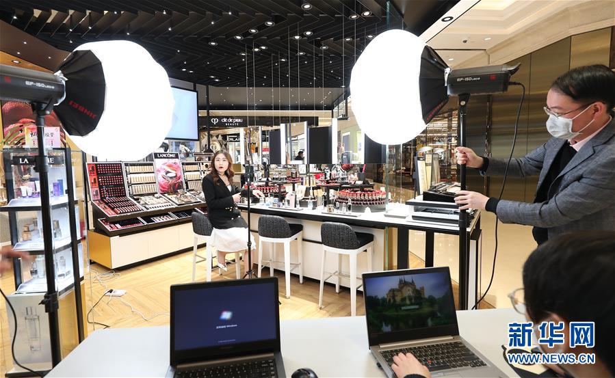 （中國(guó)經(jīng)濟(jì)新觀察&middot;圖文互動(dòng)）（4）搶抓&ldquo;云端&rdquo;的機(jī)遇&mdash;&mdash;看數(shù)字技術(shù)如何撬動(dòng)新動(dòng)能 