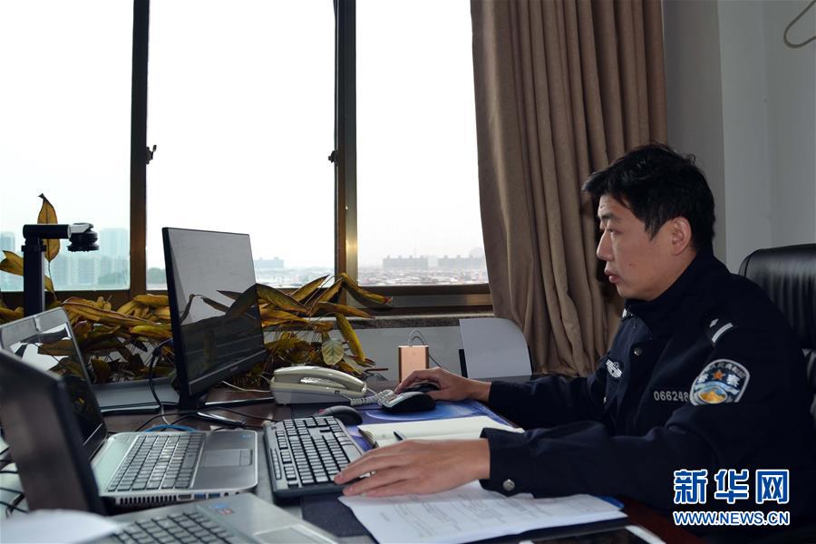 （習近平致敬的戰(zhàn)&ldquo;疫&rdquo;英雄&middot;公安干警篇&middot;圖文互動）（8）他們，抗疫一線鑄警魂