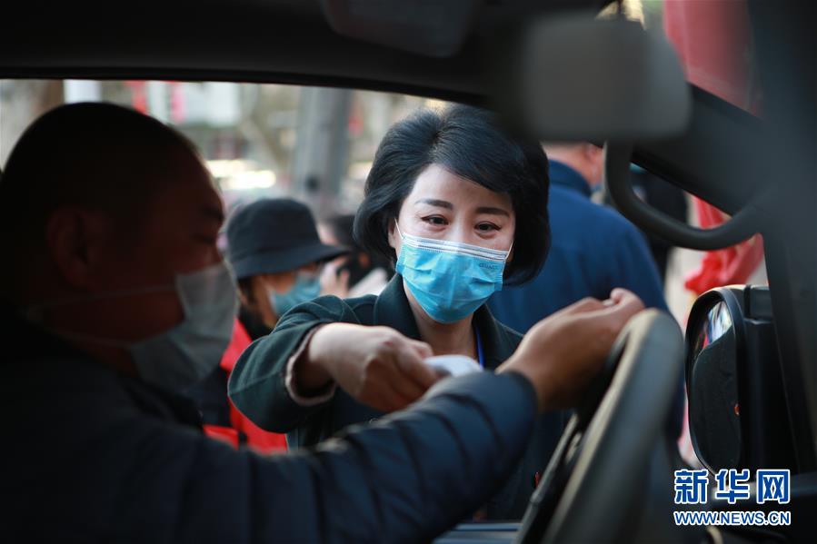 （習(xí)近平致敬的戰(zhàn)&ldquo;疫&rdquo;英雄&middot;下沉干部篇&middot;圖文互動(dòng)）（2）他們，挺身而出守防線