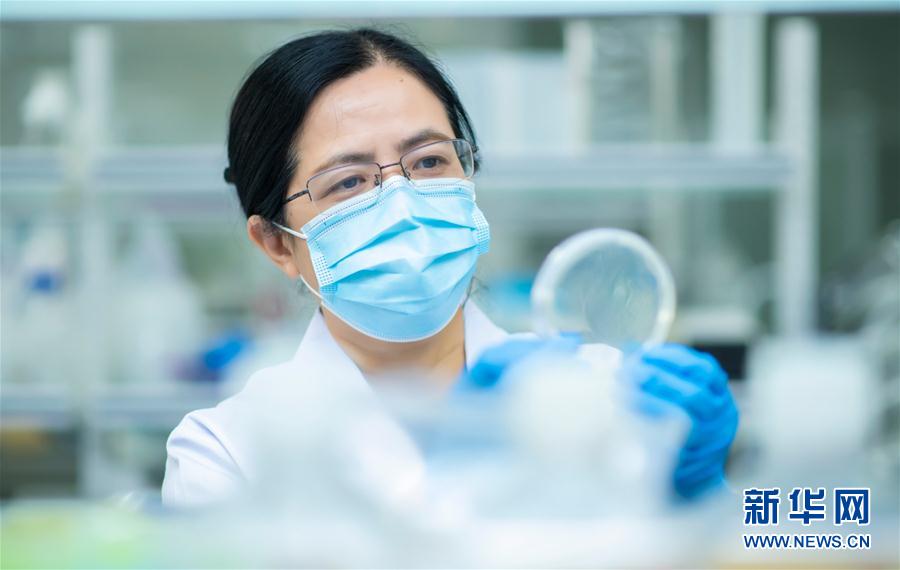 （習(xí)近平致敬的戰(zhàn)&ldquo;疫&rdquo;英雄&middot;科技工作者篇&middot;圖文互動）（4）他們，爭分奪秒與病魔較量