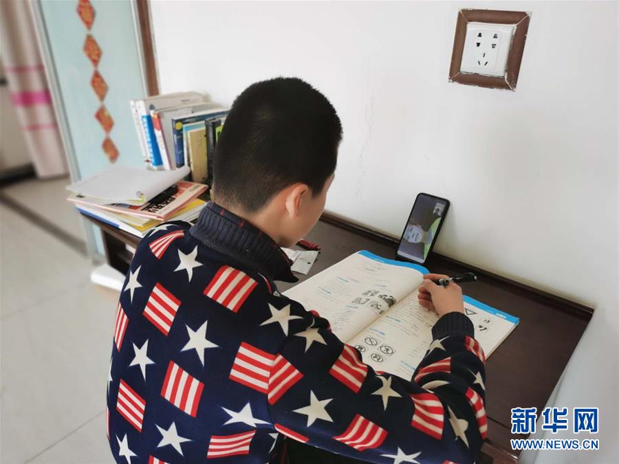 （決戰(zhàn)決勝脫貧攻堅(jiān)&middot;圖文互動(dòng)）（1）貧困村的學(xué)生有了免費(fèi)&ldquo;網(wǎng)約課&rdquo;