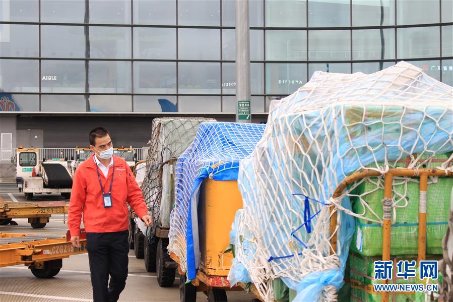 （一線抗疫群英譜&middot;圖文互動(dòng)）機(jī)坪上，他為抗疫物資保駕護(hù)航