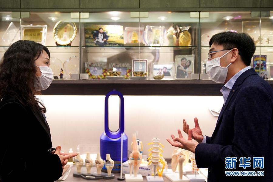 （香港故事&middot;圖文互動(dòng)）（2）從&ldquo;非典&rdquo;到新冠，一位香港醫(yī)生親歷的兩次抗疫