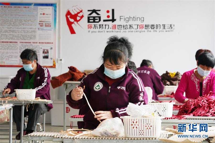 （在習(xí)近平新時(shí)代中國(guó)特色社會(huì)主義思想指引下&mdash;&mdash;新時(shí)代新作為新篇章&middot;習(xí)近平總書記關(guān)切事&middot;圖文互動(dòng)）（6）讓貧困勞動(dòng)力端穩(wěn)就業(yè)的&ldquo;飯碗&rdquo;&mdash;&mdash;各地就業(yè)扶貧不松勁鞏固脫貧成果