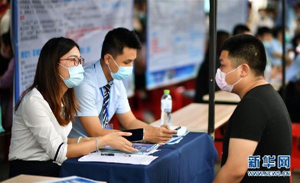 （聚焦復(fù)工復(fù)產(chǎn)）（3）?？谂e辦&ldquo;戰(zhàn)疫情&middot;促就業(yè)&rdquo;招聘會(huì)