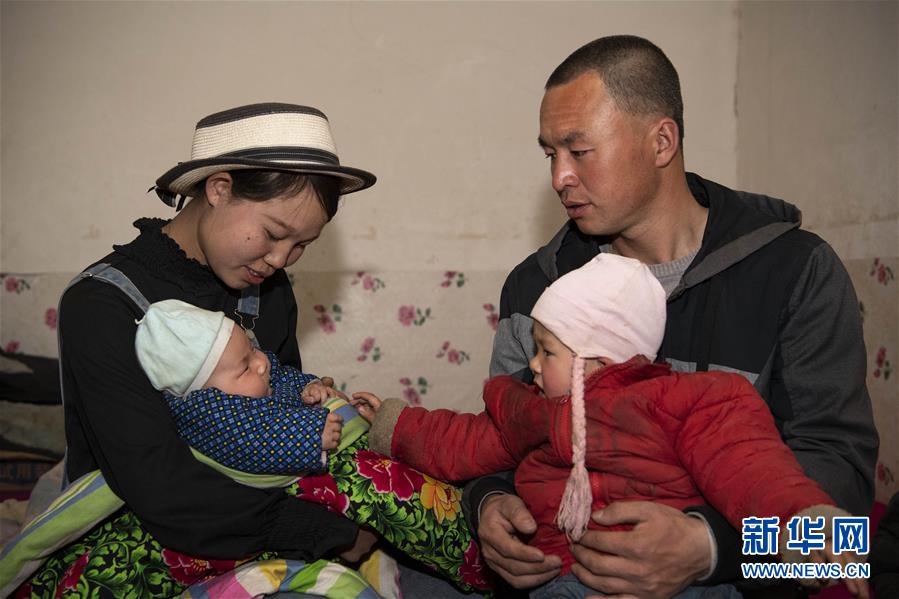 （新華全媒頭條&middot;圖文互動(dòng)）（2）春天里的5個(gè)&ldquo;戰(zhàn)貧&rdquo;瞬間&mdash;&mdash;習(xí)近平總書記關(guān)于脫貧攻堅(jiān)決策部署指引攻克最后的深貧堡壘