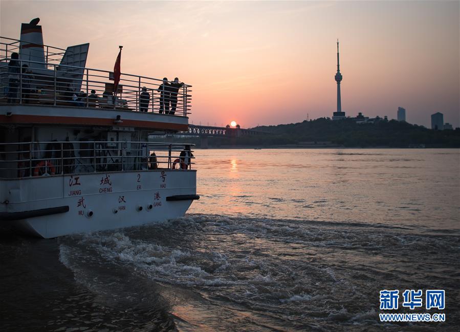 (新華全媒頭條·圖文互動(dòng))(8)江城“歸來” 不負(fù)韶華——武漢“解封”半月記