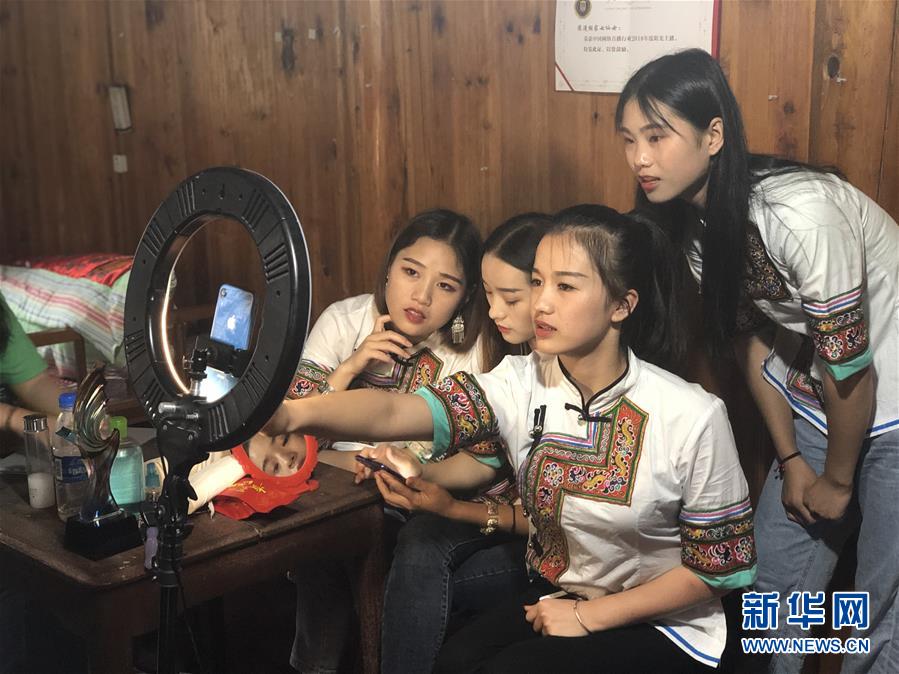 （決戰(zhàn)決勝脫貧攻堅&middot;圖文互動）（5）田野&ldquo;變奏&rdquo;讓薄土&ldquo;生金&rdquo;&mdash;&mdash;貴州農(nóng)村產(chǎn)業(yè)革命助推脫貧攻堅見聞