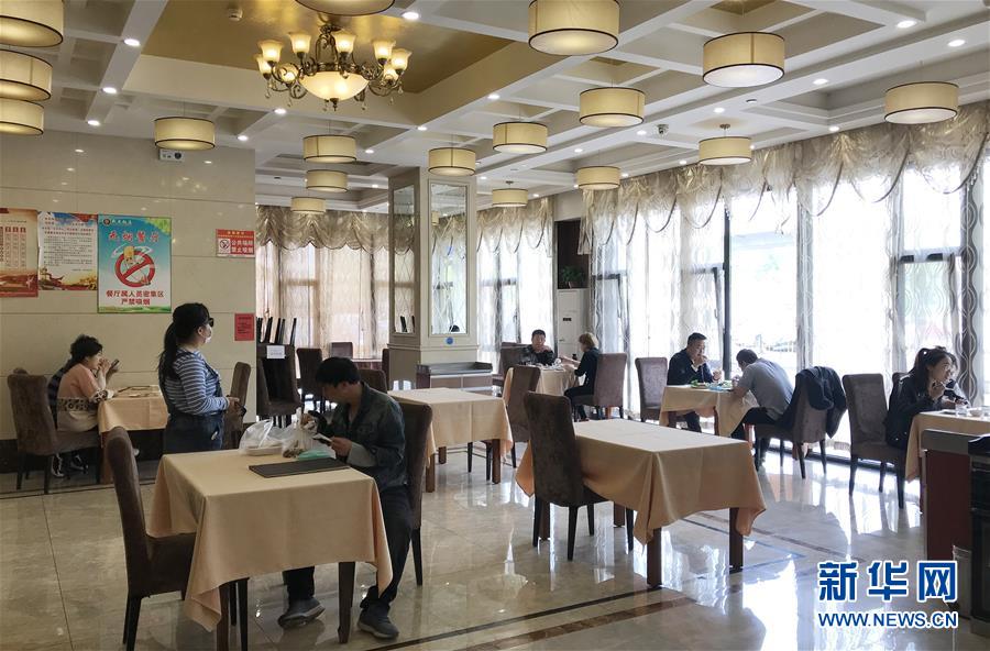 (聚焦復(fù)工復(fù)產(chǎn)·圖文互動(dòng))(1)春暖花開迎客來(lái)——天津餐飲業(yè)回暖一線直擊