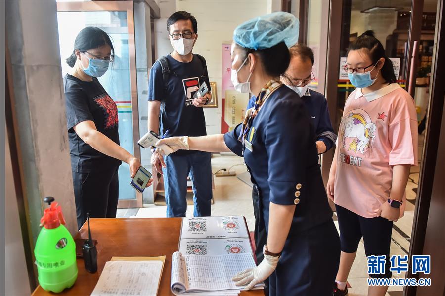 （圖文互動）（1）北京節(jié)日市場復工忙、人氣旺