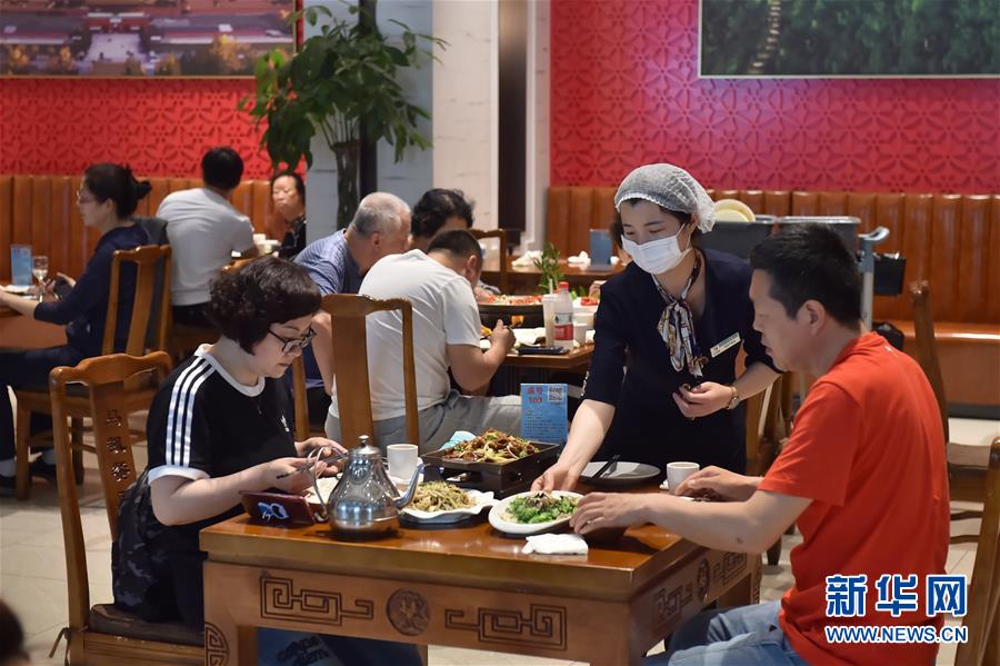 （圖文互動）（3）北京節(jié)日市場復工忙、人氣旺