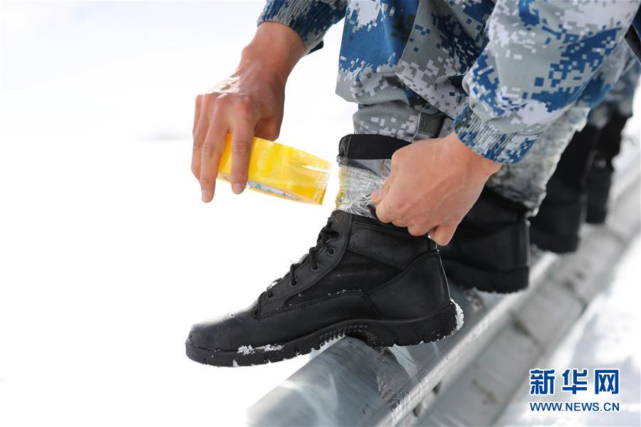 （圖文互動）（2）特寫：山再高，也要把給養(yǎng)送上去！