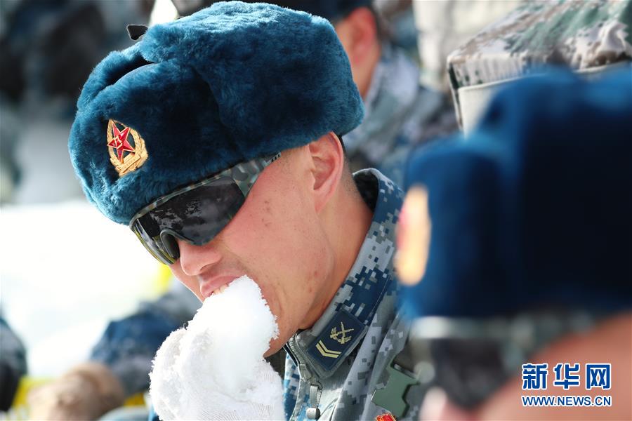 （圖文互動）（3）特寫：山再高，也要把給養(yǎng)送上去！