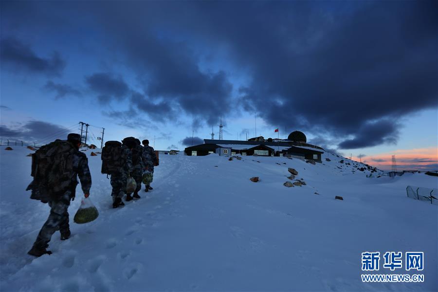 （圖文互動）（5）特寫：山再高，也要把給養(yǎng)送上去！